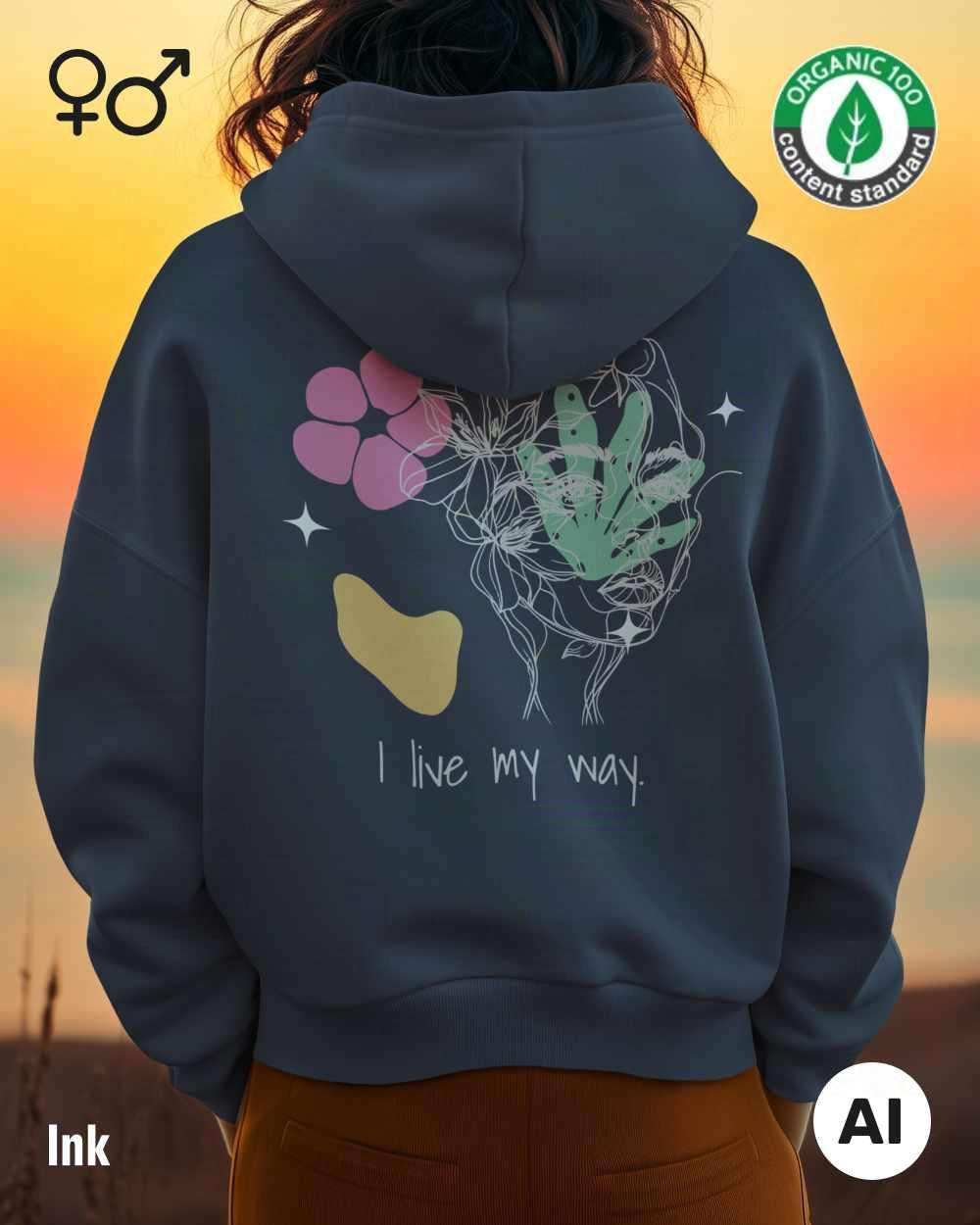 eine frau trägt einen Premium Design-Hoodie aus 100% Bio-Baumwolle in der farbe ink mit dem motiv "i live my way" hinten auf dem rücken.