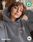 eine frau trägt einen Premium Design-Hoodie aus 100% Bio-Baumwolle in der farbe powder grey mit dem motiv "i live my way" vorne mittig auf der brust.