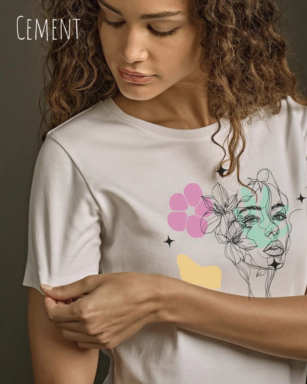 Junge Frau trägt ein Bio Design-T‑Shirt mit femininen Schnitt in der Farbe Cement und dem Statement I live my way.