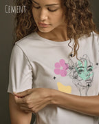 Junge Frau trägt ein Bio Design-T‑Shirt mit femininen Schnitt in der Farbe Cement und dem Statement I live my way.