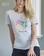 Blonde Frau trägt ein Bio Design-T‑Shirt mit femininen Schnitt in der Farbe white und dem Statement I live my way.