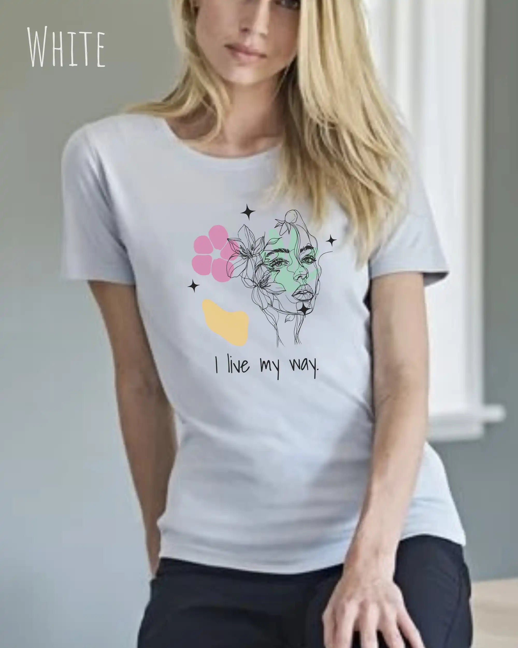 Blonde Frau trägt ein Bio Design-T‑Shirt mit femininen Schnitt in der Farbe white und dem Statement I live my way.