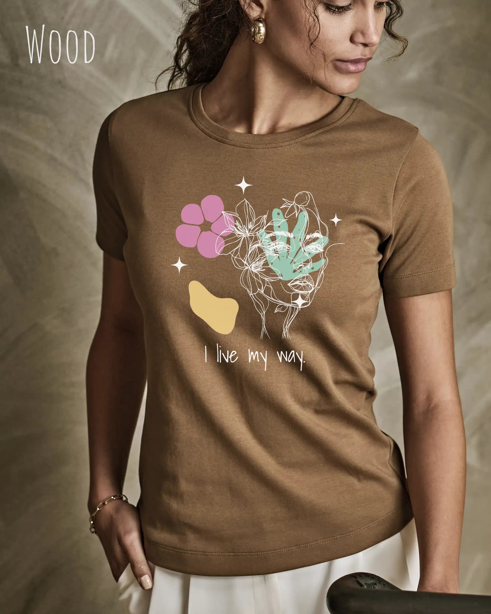 Eine Frau trägt ein Bio Design-T‑Shirt mit femininen Schnitt in der Farbe Wood und dem Statement I live my way.