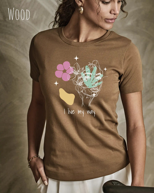 Eine Frau trägt ein Bio Design-T‑Shirt mit femininen Schnitt in der Farbe Wood und dem Statement I live my way.