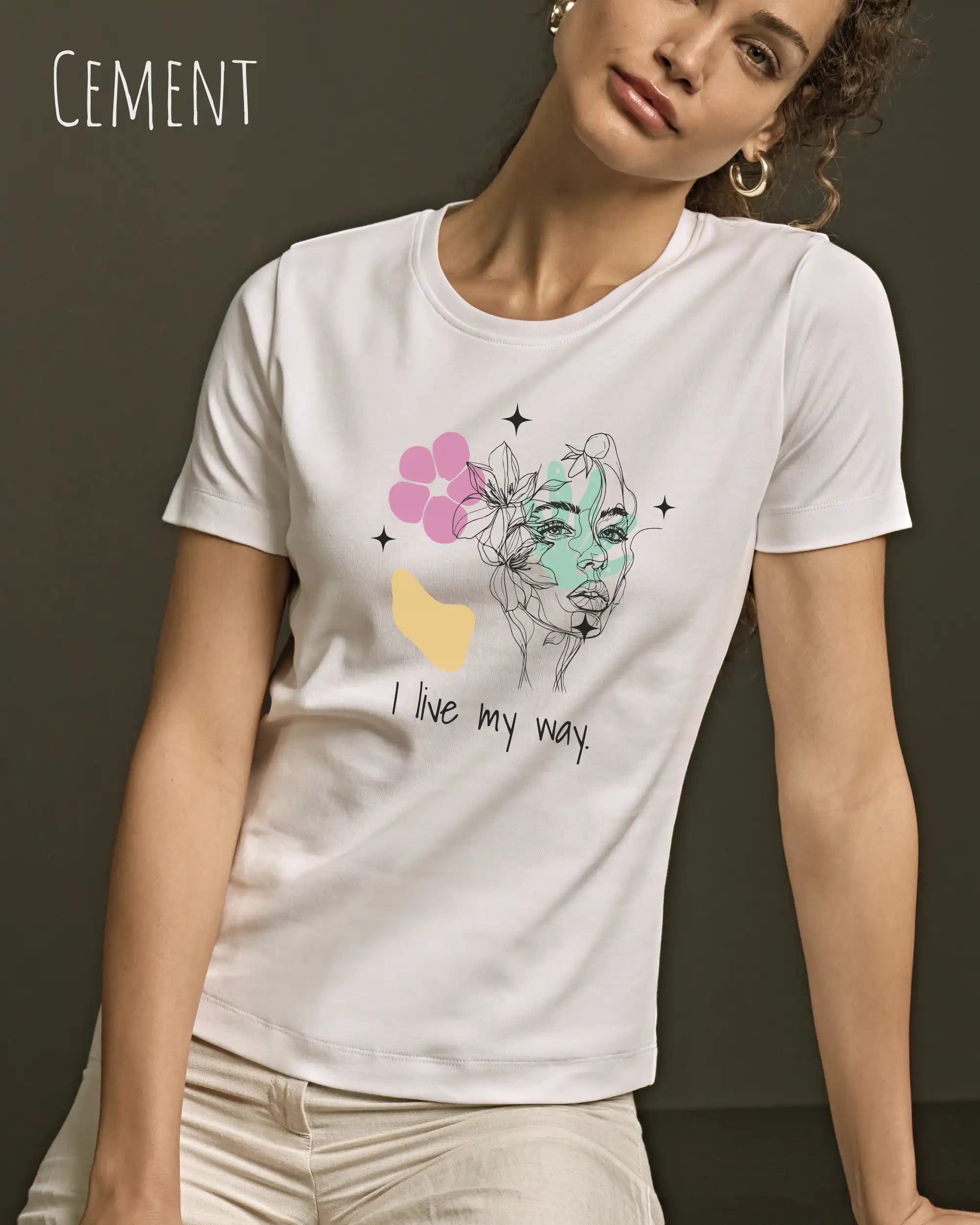 Eine Dame trägt ein Bio Design-T‑Shirt mit femininen Schnitt in der Farbe Cement und dem Statement I live my way.