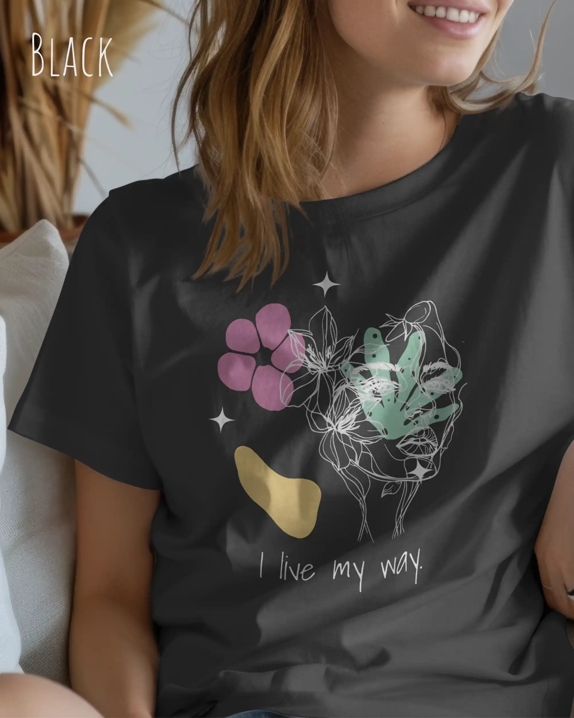 Eine Frau trägt ein Bio Design-T‑Shirt mit femininen Schnitt in der Farbe Black und dem Statement I live my way.