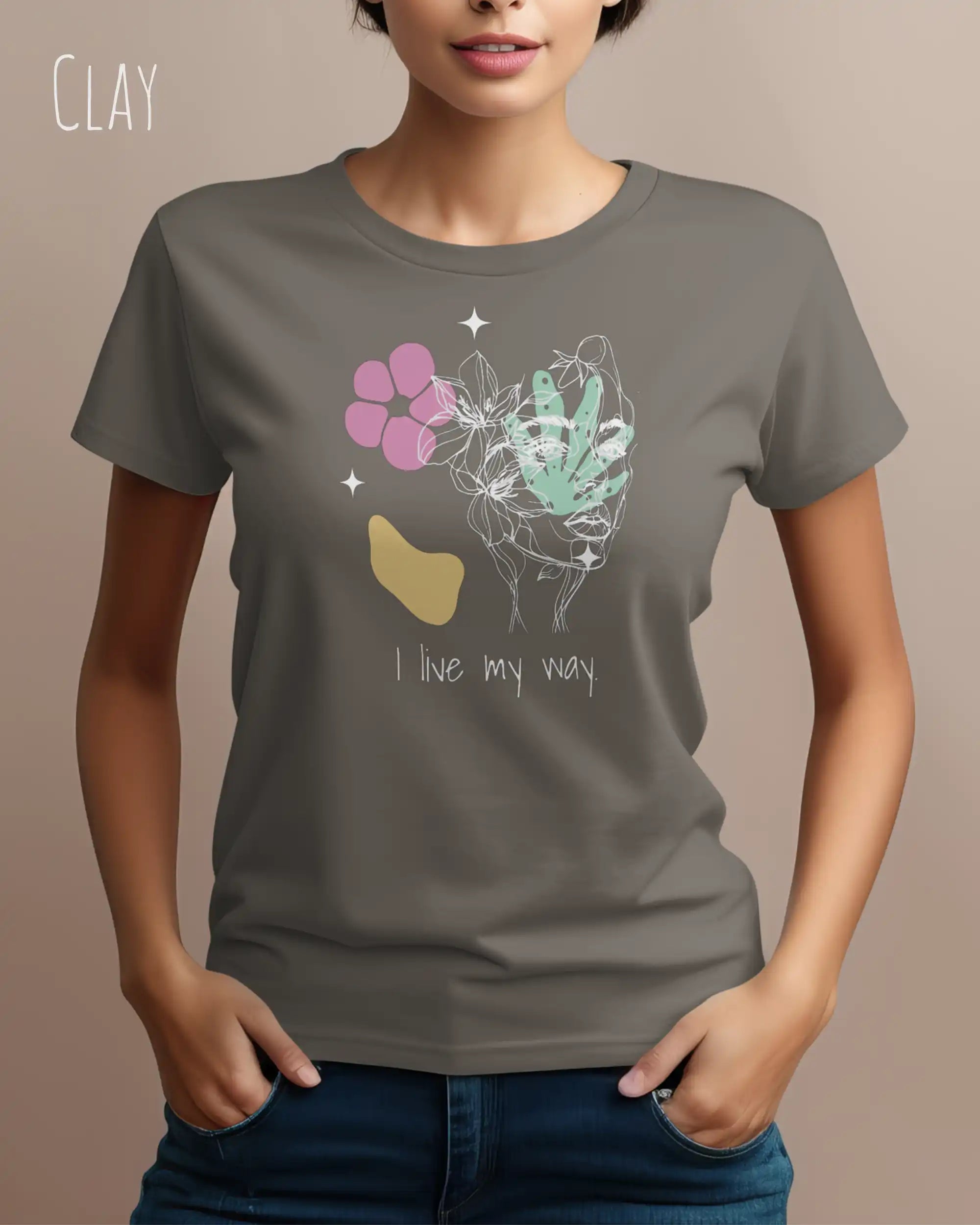 Junge Frau trägt ein Bio Design-T‑Shirt mit femininen Schnitt in der Farbe Clay und dem Statement I live my way.