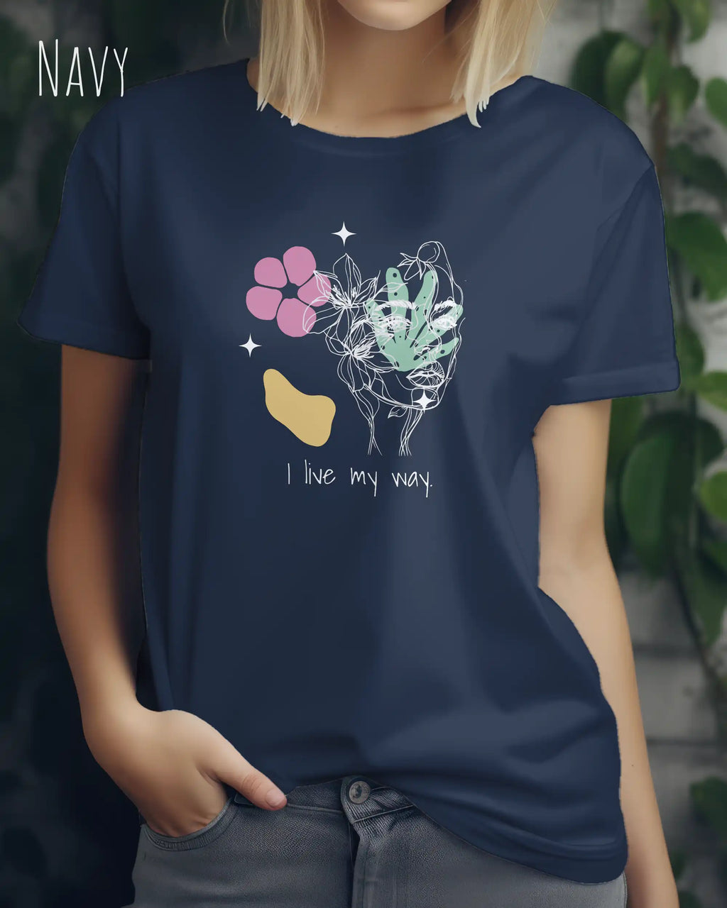 Frau trägt ein Bio Design-T‑Shirt mit femininen Schnitt in der Farbe Navy und dem Statement I live my way.