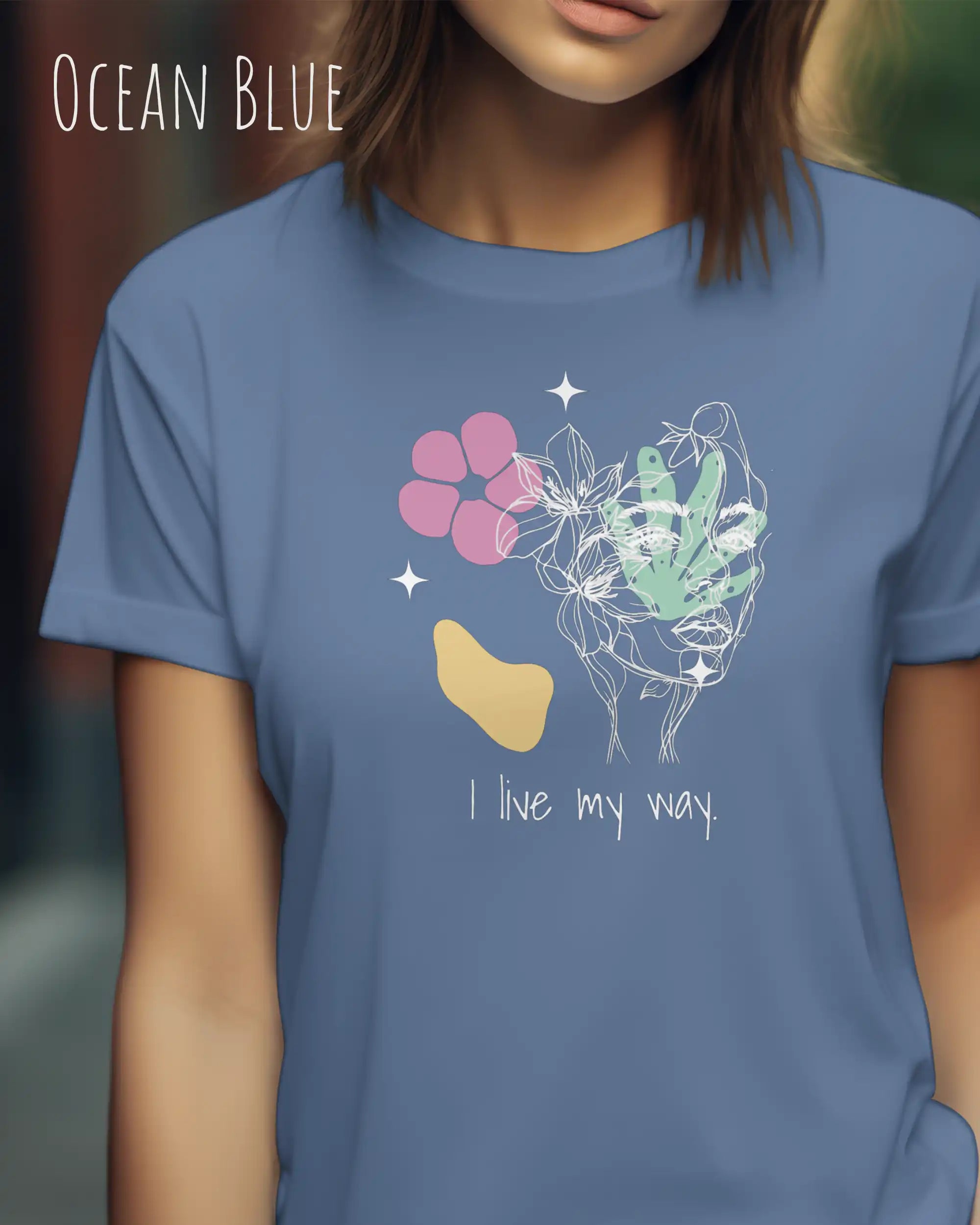 Junge Frau trägt ein Bio Design-T‑Shirt mit femininen Schnitt in der Farbe Ocean Blue und dem Statement I live my way.