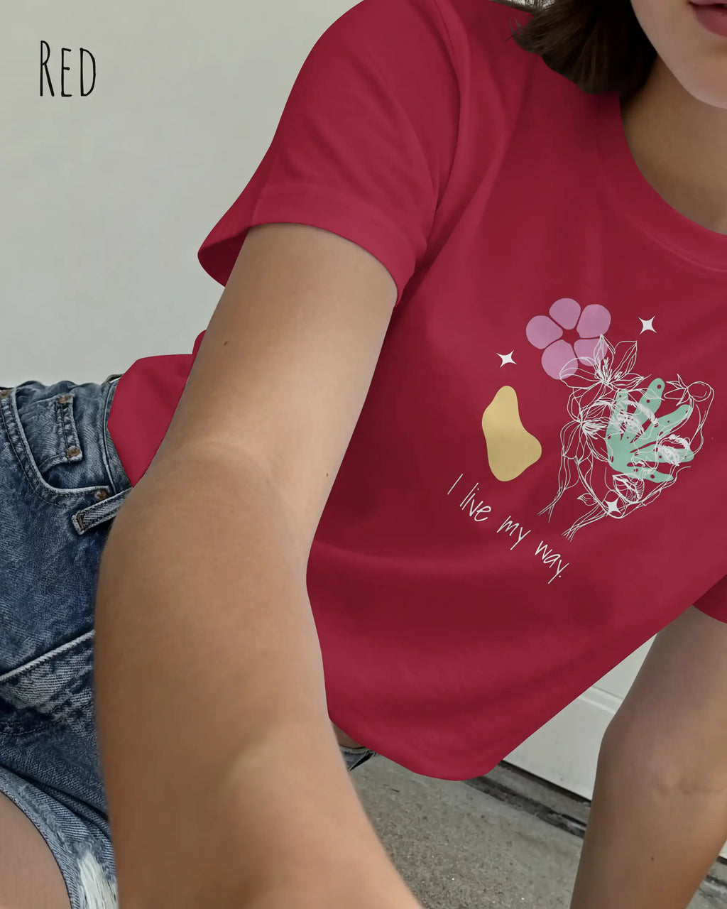 Eine Frau trägt ein Bio Design-T‑Shirt mit femininen Schnitt in der Farbe Red und dem Statement I live my way.