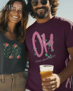Mann trägt das leichte Sommer T-Shirt aus Baumwolle AWDis 150 T in der Farbe BURGUND mit dem Design STAY AMAZED auf der Brust.