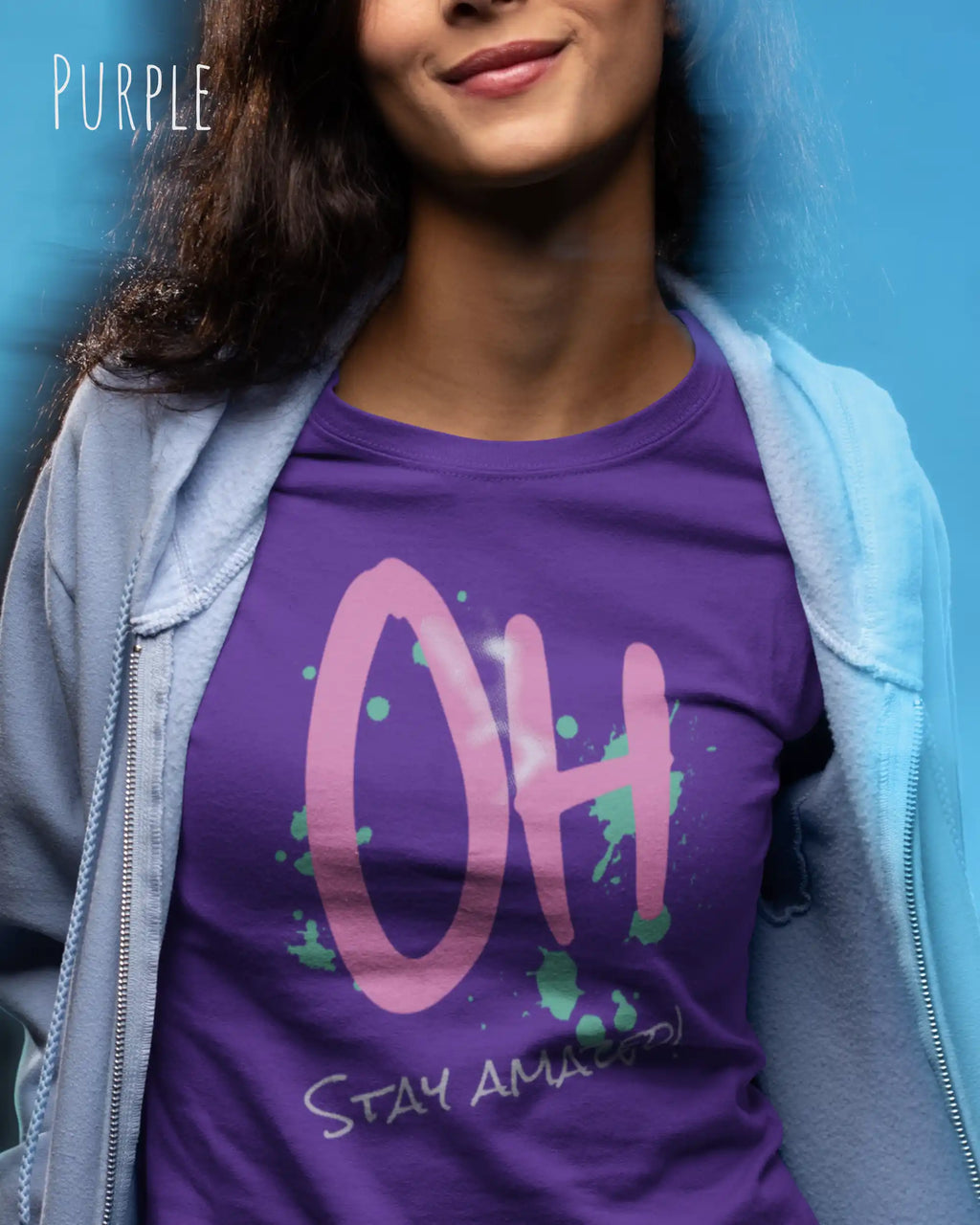 Frau trägt das leichte Sommer T-Shirt aus Baumwolle AWDis 150 T in der Farbe PURPLE mit dem Design STAY AMAZED auf der Brust.