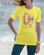 Dieses leichte und lässige Design-T-Shirt besticht durch den eindrucksvollen Slogan „Oh, Stay Amazed!“ in einer lebhaften und markanten Schrift. 