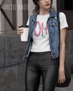 Junge Frau trägt das leichte Sommer T-Shirt aus Baumwolle AWDis 150 T in der Farbe ARCTIC WHITE mit dem Design STAY AMAZED auf der Brust.