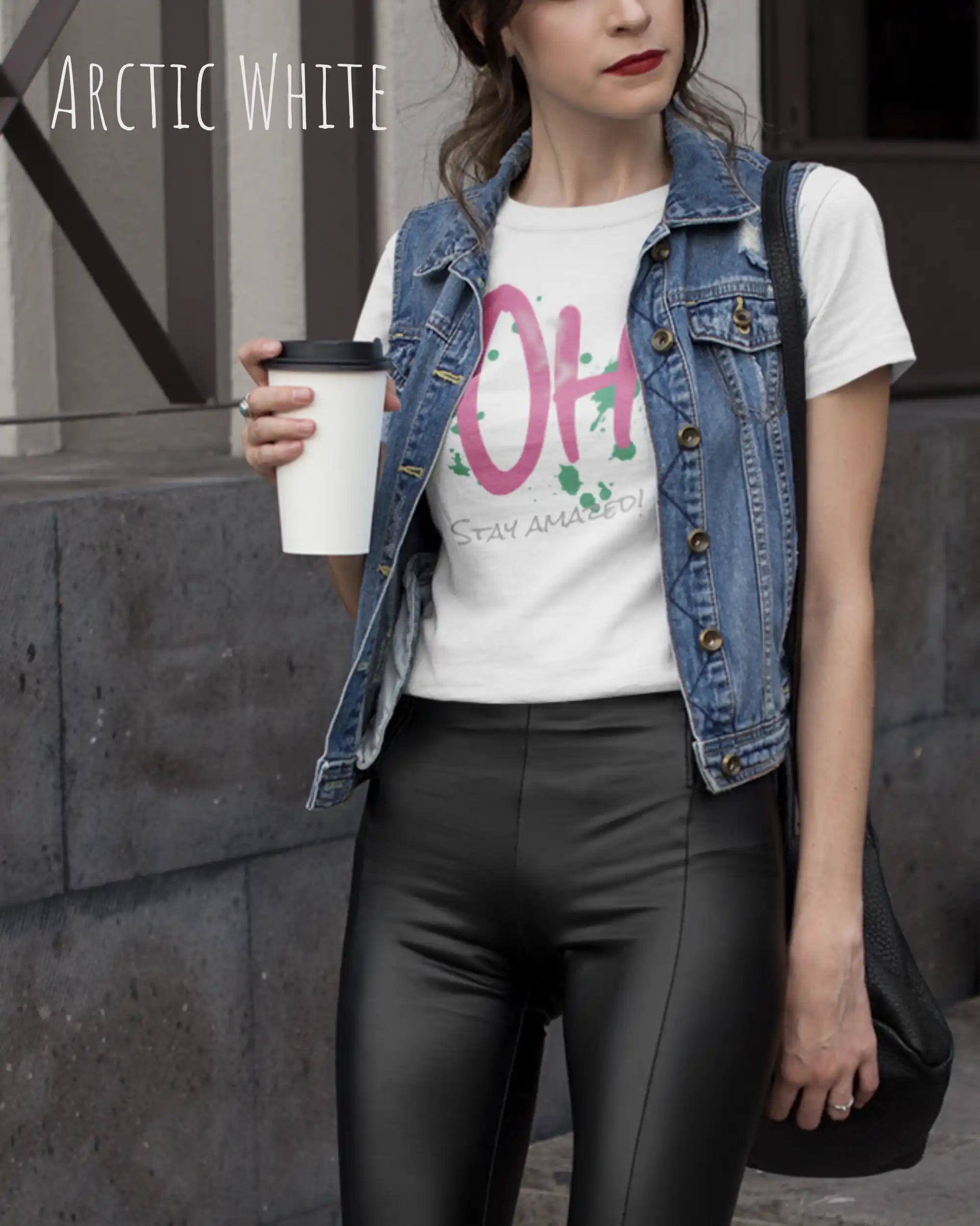 Junge Frau trägt das leichte Sommer T-Shirt aus Baumwolle AWDis 150 T in der Farbe ARCTIC WHITE mit dem Design STAY AMAZED auf der Brust.