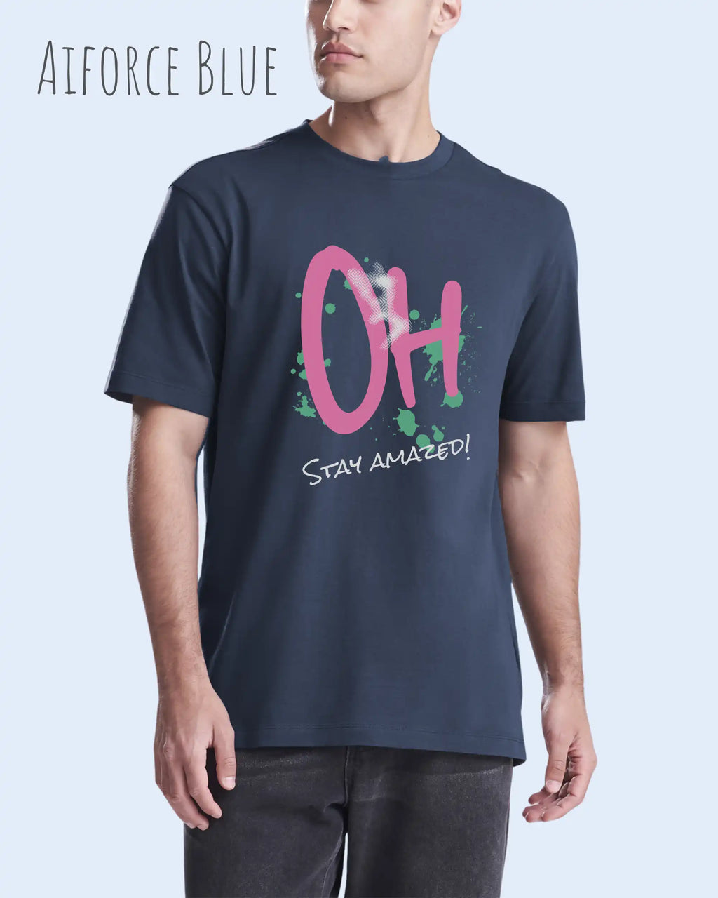 Mann trägt das leichte Sommer T-Shirt aus Baumwolle AWDis 150 T in der Farbe AIRFORCE BLUE mit dem Design STAY AMAZED auf der Brust.