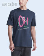 Mann trägt das leichte Sommer T-Shirt aus Baumwolle AWDis 150 T in der Farbe AIRFORCE BLUE mit dem Design STAY AMAZED auf der Brust.