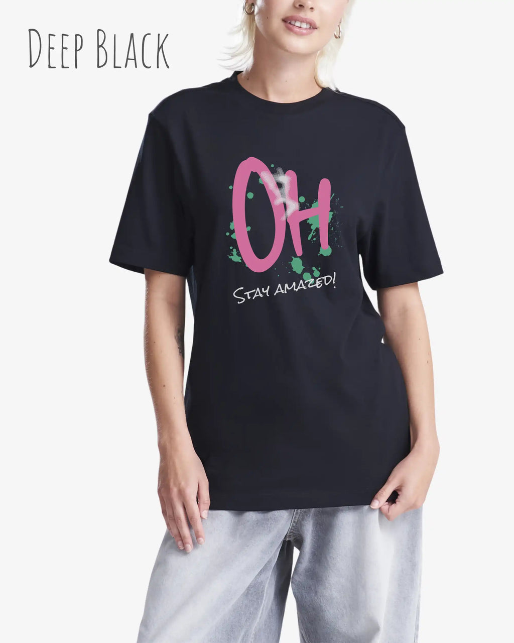 Frau trägt das leichte Sommer T-Shirt aus Baumwolle AWDis 150 T in der Farbe deep black mit dem Design STAY AMAZED auf der Brust.