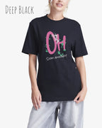 Frau trägt das leichte Sommer T-Shirt aus Baumwolle AWDis 150 T in der Farbe deep black mit dem Design STAY AMAZED auf der Brust.