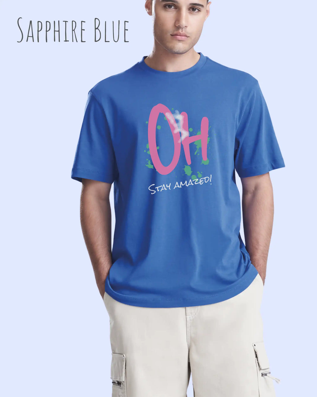 Mann trägt das leichte Sommer T-Shirt aus Baumwolle AWDis 150 T in der Farbe sapphire blue  mit dem Design STAY AMAZED auf der Brust.