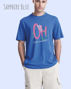 Mann trägt das leichte Sommer T-Shirt aus Baumwolle AWDis 150 T in der Farbe sapphire blue  mit dem Design STAY AMAZED auf der Brust.