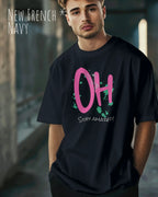 Mann trägt das Heavyweight Oversized T-Shirt AWDis 240 T in der Farbe new french navy mit dem Design OH STAY AMAZED auf der Brust.