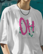 Frau trägt das Heavyweight Oversized T-Shirt AWDis 240 T in der Farbe arctic white mit dem Design OH STAY AMAZED auf der Brust.