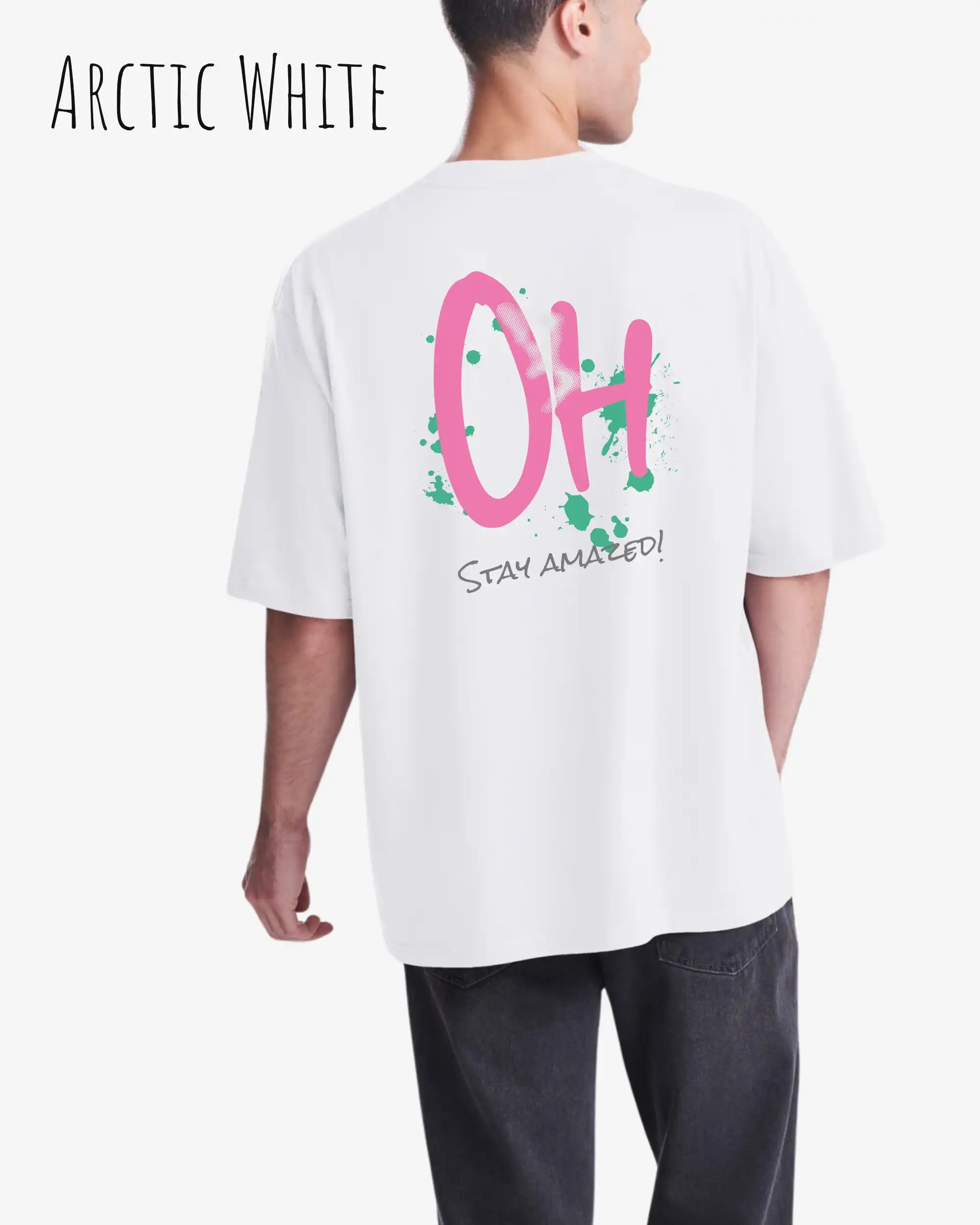 Mann trägt das Heavyweight Oversized T-Shirt AWDis 240 T in der Farbe arctic white mit dem Design OH STAY AMAZED auf dem Rücken.