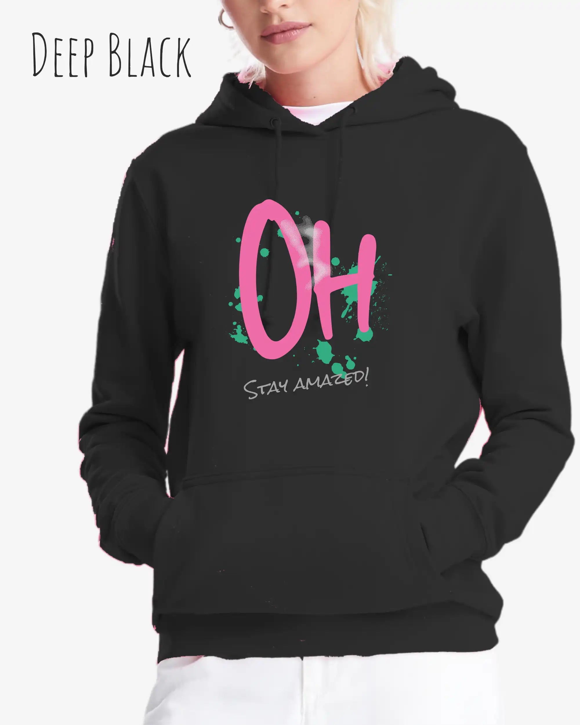 Frau trägt hoodie im feminine fit aus weicher baumwollmischung in farbe deep black mit stay amazed motiv auf der Brust