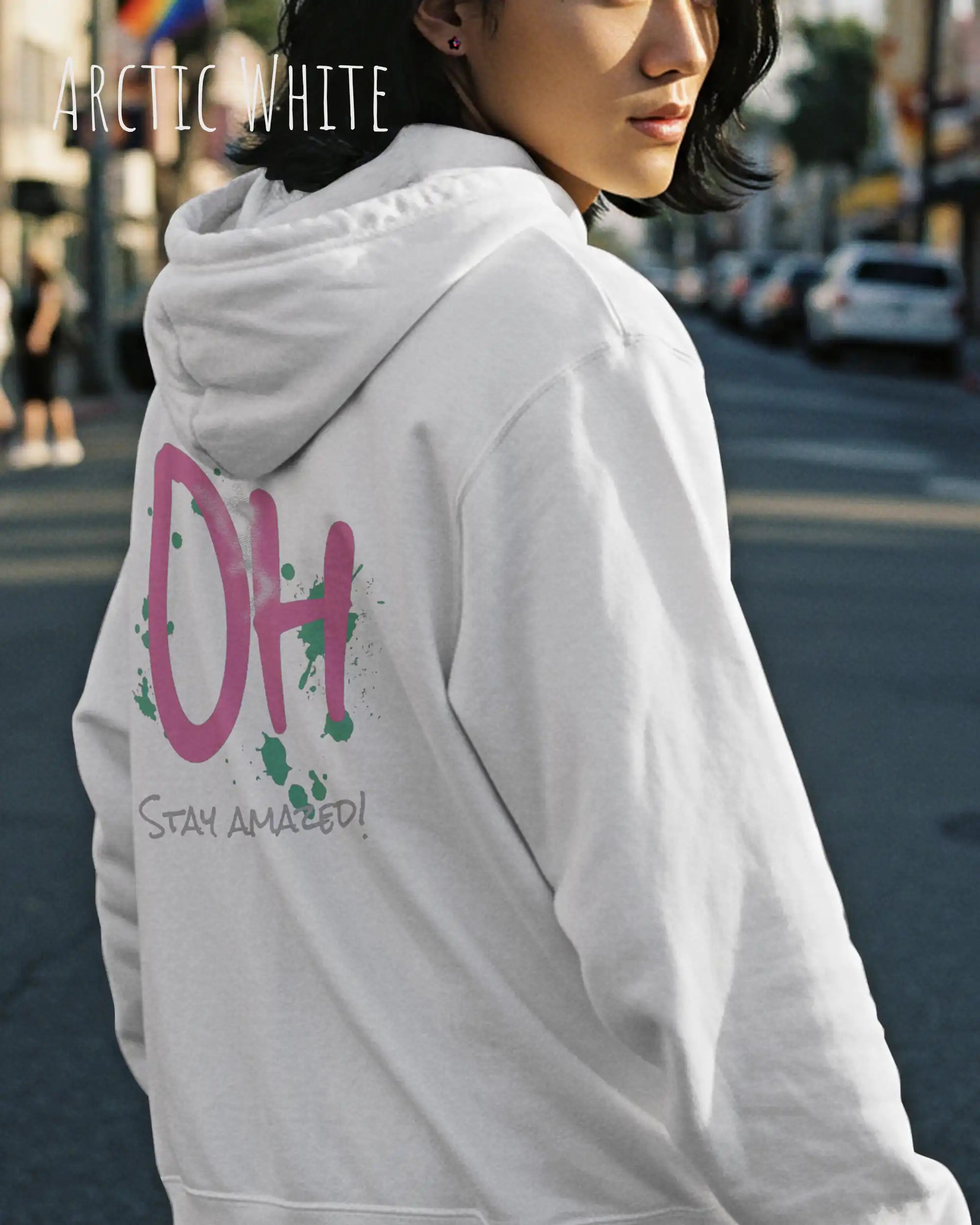 Frau trägt hoodie im feminine fit aus weicher baumwollmischung in farbe arctic white mit stay amazed motiv hinten