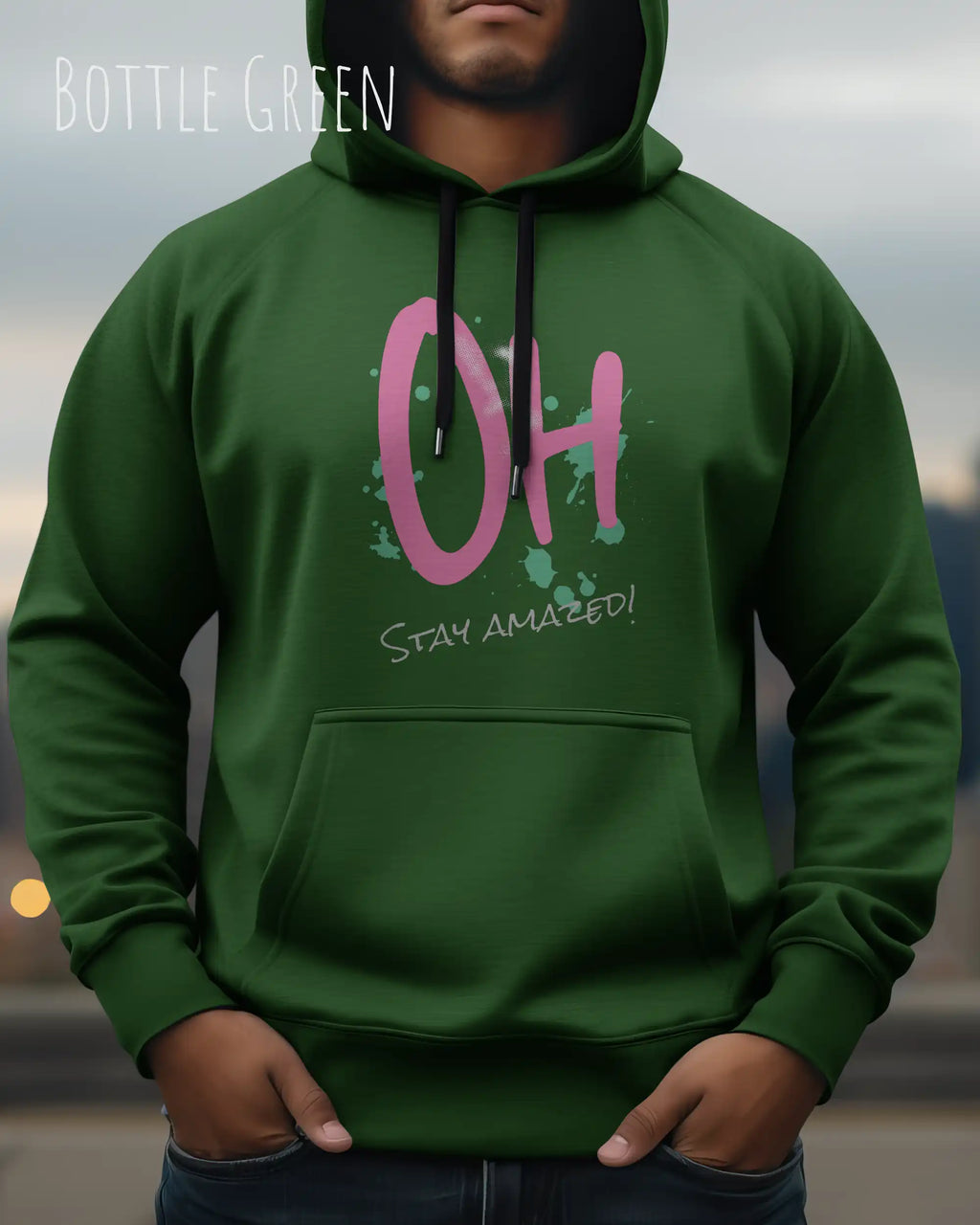 mann trägt hoodie im feminine fit aus weicher baumwollmischung in farbe bottle green mit stay amazed motiv auf der Brust