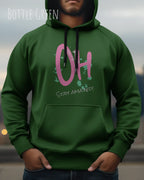 mann trägt hoodie im feminine fit aus weicher baumwollmischung in farbe bottle green mit stay amazed motiv auf der Brust