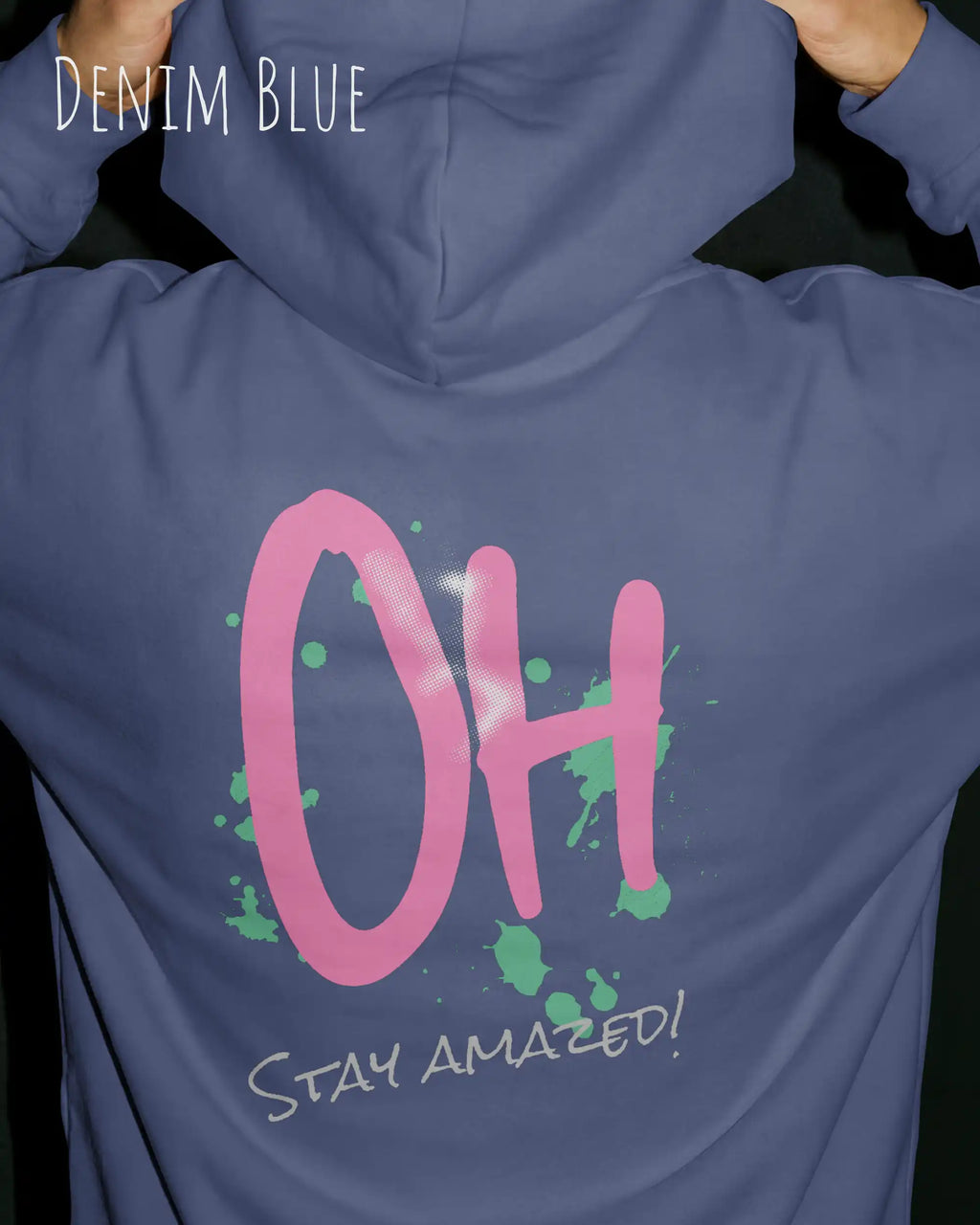 mann trägt hoodie im feminine fit aus weicher baumwollmischung in farbe denim blue mit stay amazed motiv auf dem rücken