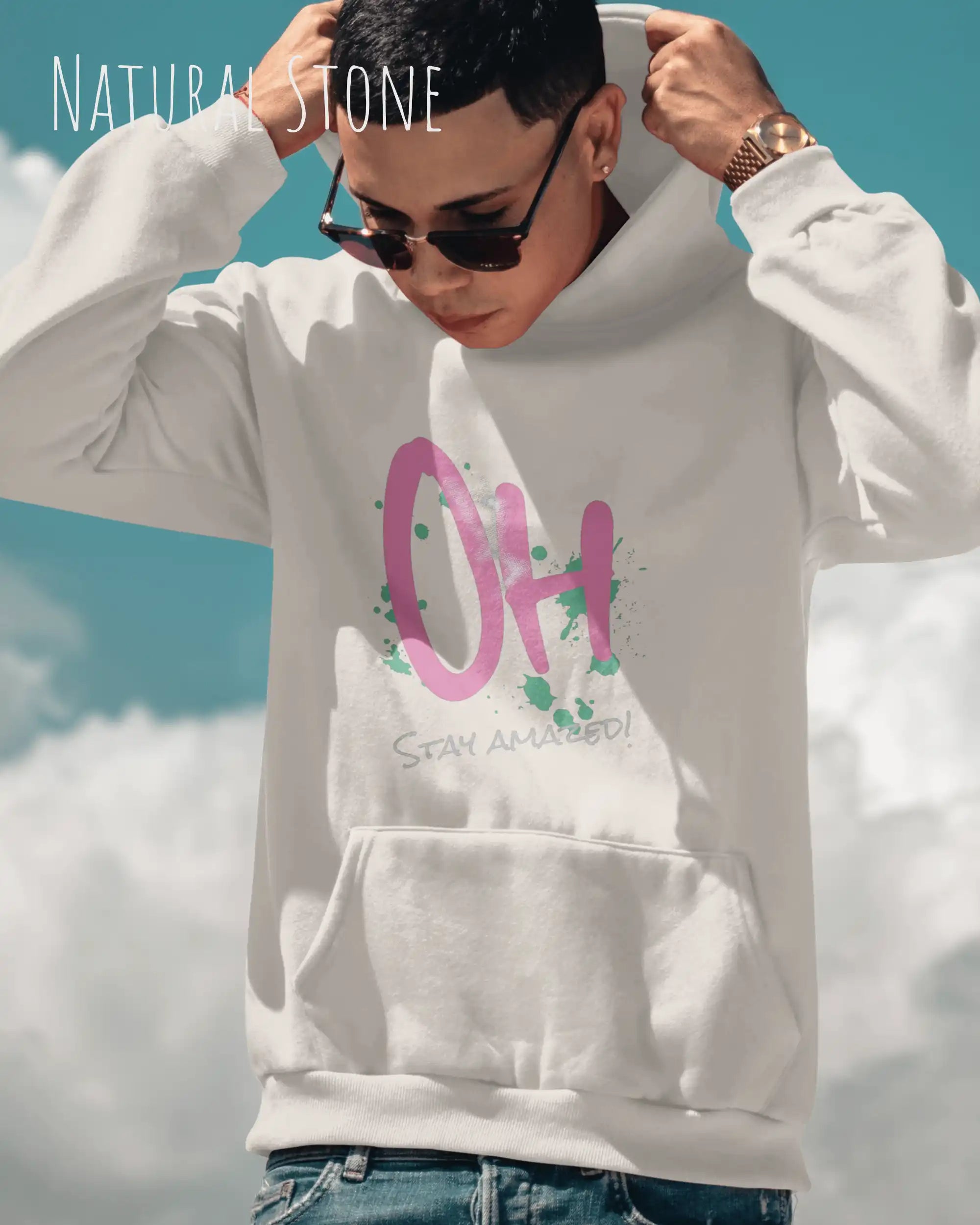 mann trägt hoodie im feminine fit aus weicher baumwollmischung in farbe arctic white mit stay amazed motiv auf der Brust