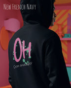Frau trägt hoodie im feminine fit aus mann baumwollmischung in farbe new french navy mit stay amazed motiv hinten