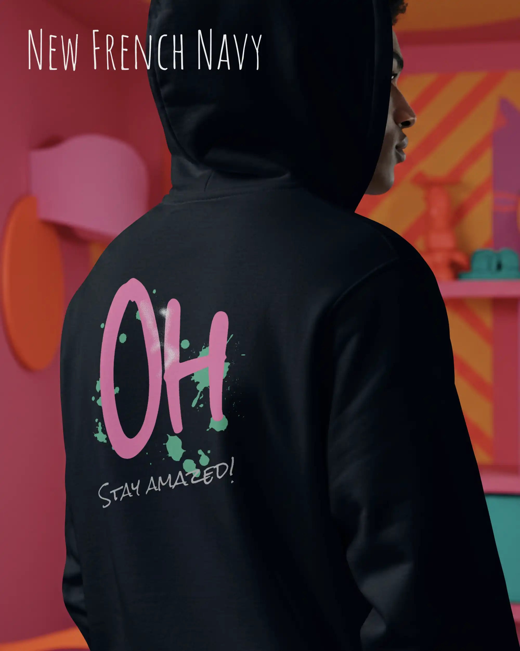 Frau trägt hoodie im feminine fit aus mann baumwollmischung in farbe new french navy mit stay amazed motiv hinten