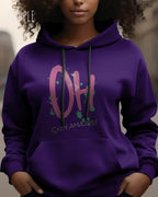 Frau trägt hoodie im feminine fit aus weicher baumwollmischung in farbe purple mit stay amazed motiv auf der Brust
