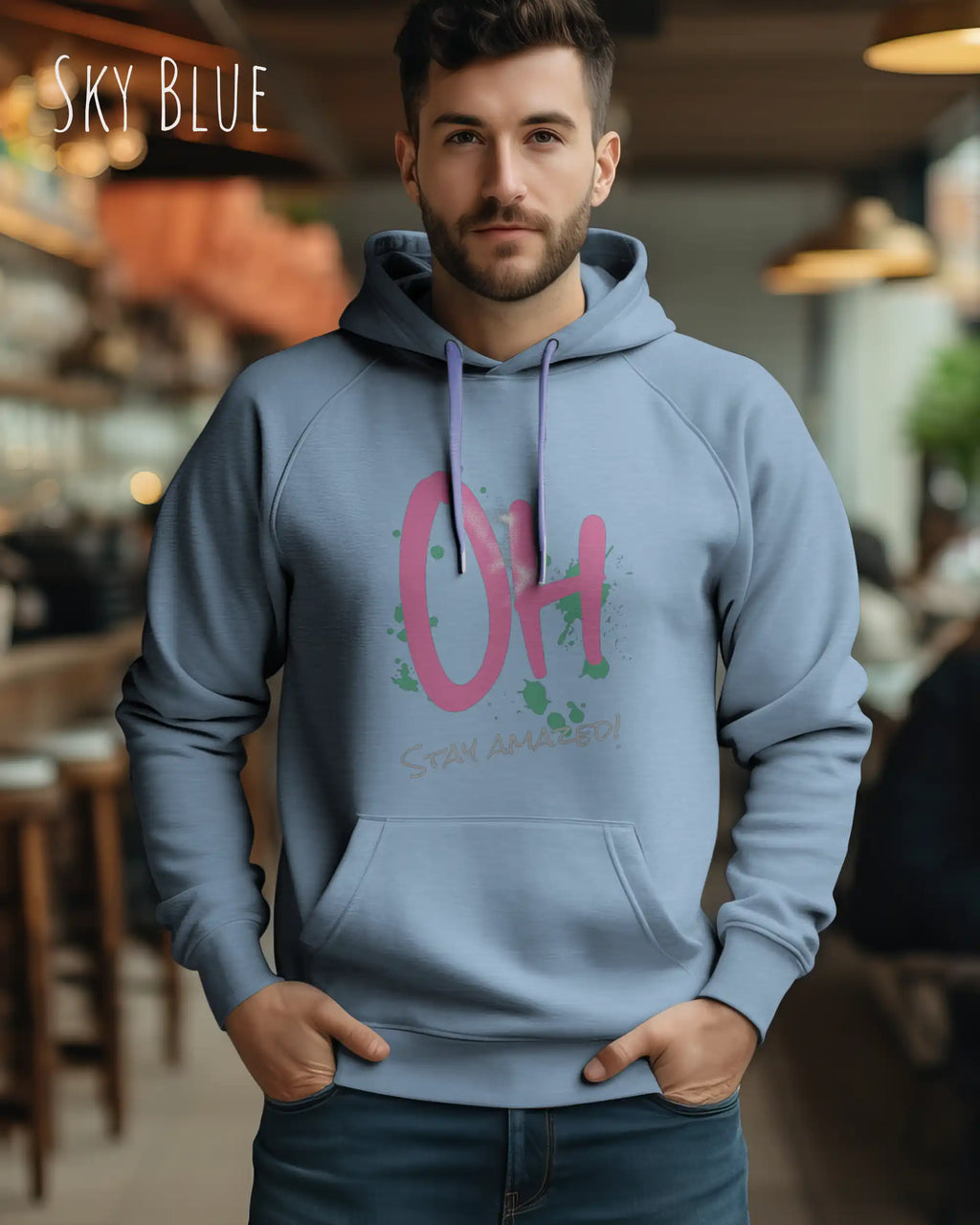 mann trägt hoodie im feminine fit aus weicher baumwollmischung in farbe sky blue mit stay amazed motiv auf der Brust
