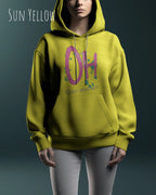 Frau trägt hoodie im feminine fit aus weicher baumwollmischung in farbe sun yellow mit stay amazed motiv auf der Brust