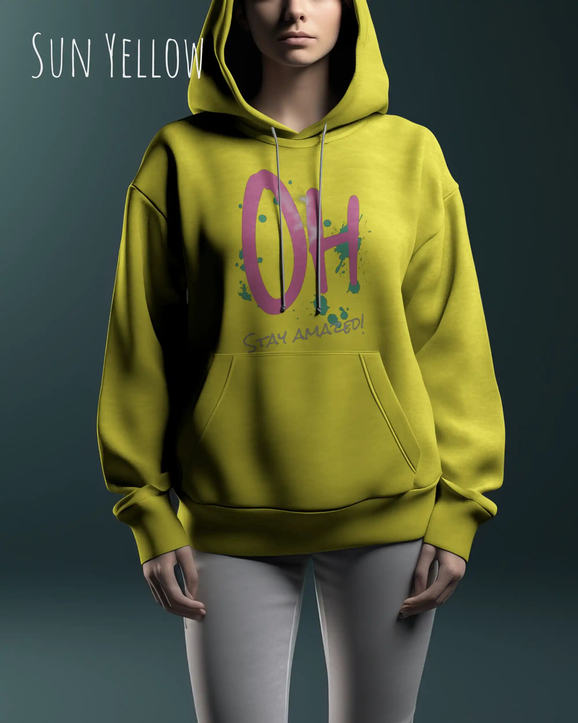 Frau trägt hoodie im feminine fit aus weicher baumwollmischung in farbe sun yellow mit stay amazed motiv auf der Brust