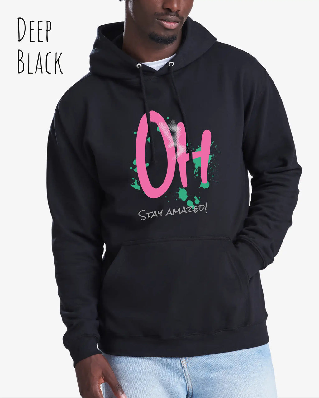 Dieser Bestseller- Hoodie besticht durch den eindrucksvollen Slogan „Oh, Stay Amazed!“ in einer lebhaften und markanten Schrift auf ausgewählten Hoodiefarben.