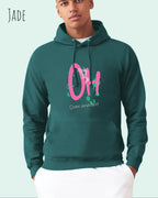 mann trägt hoodie im feminine fit aus weicher baumwollmischung in farbe jade mit stay amazed motiv auf der Brust