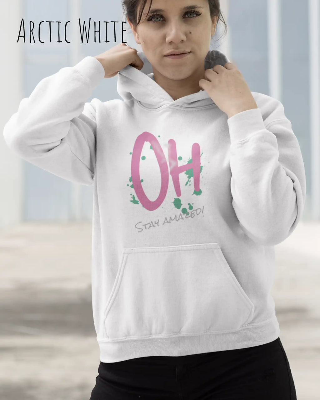 Dieser feminine Hoodie kombiniert das markante Wort „Think“ mit dem inspirierenden Zusatz „Think deeper. Shine brighter.“ 
