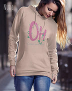 Frau trägt hoodie im feminine fit aus weicher baumwollmischung in farbe nude mit stay amazed motiv auf der Brust