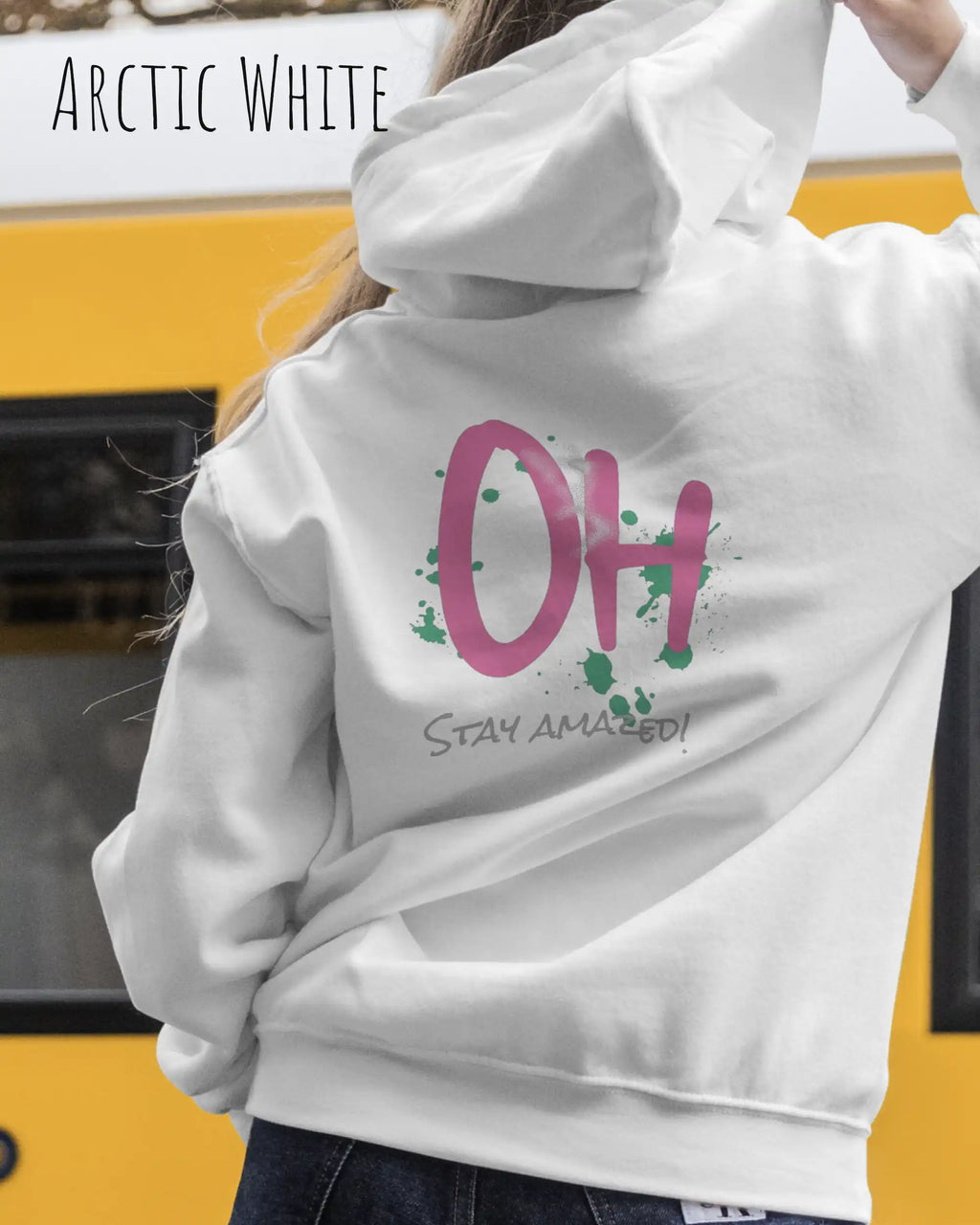 frau trägt streetwear hoodie im oversize fit in farbe arctic white mit stay amazed motiv auf dem rücken