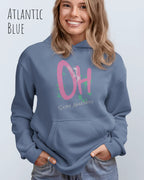 frau trägt streetwear hoodie im oversize fit in farbe atlantic blue mit stay amazed motiv auf der Brust