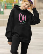 fraz trägt streetwear hoodie im oversize fit in farbe deep black mit stay amazed motiv auf der Brust