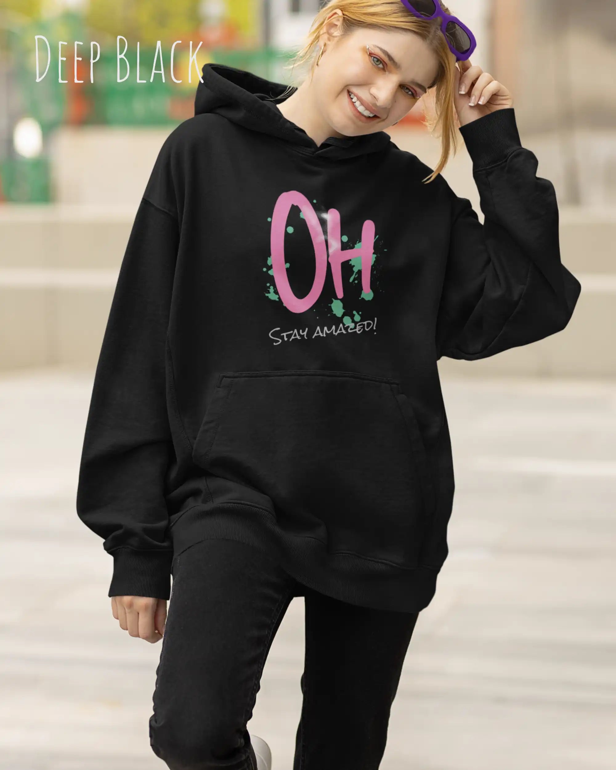 fraz trägt streetwear hoodie im oversize fit in farbe deep black mit stay amazed motiv auf der Brust