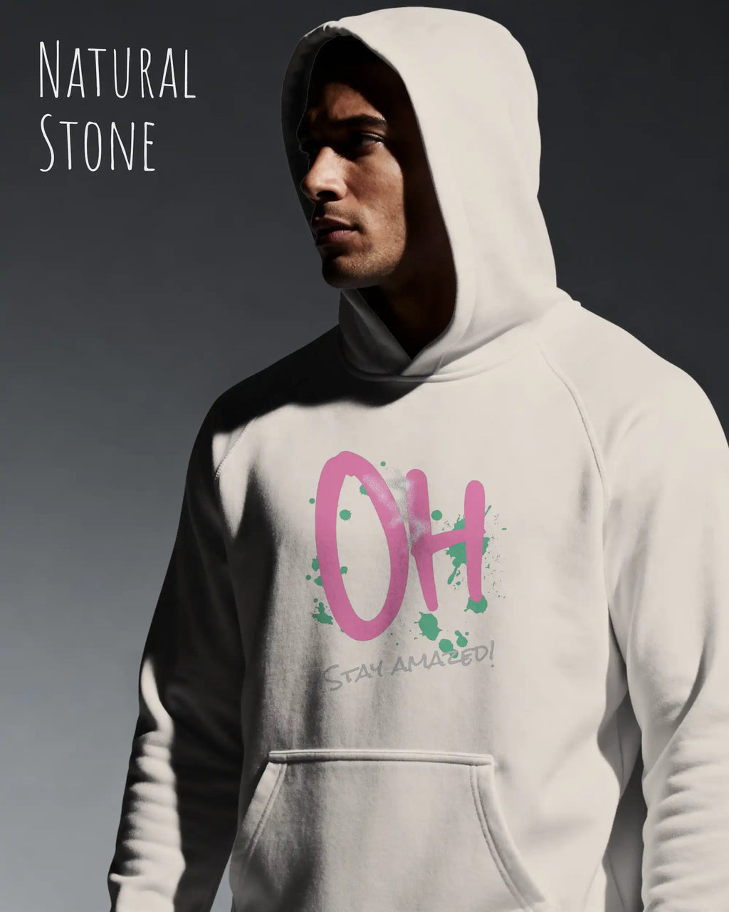 Mann trägt streetwear hoodie im oversize fit in farbe natural stone mit stay amazed motiv auf der Brust