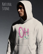 Mann trägt streetwear hoodie im oversize fit in farbe natural stone mit stay amazed motiv auf der Brust